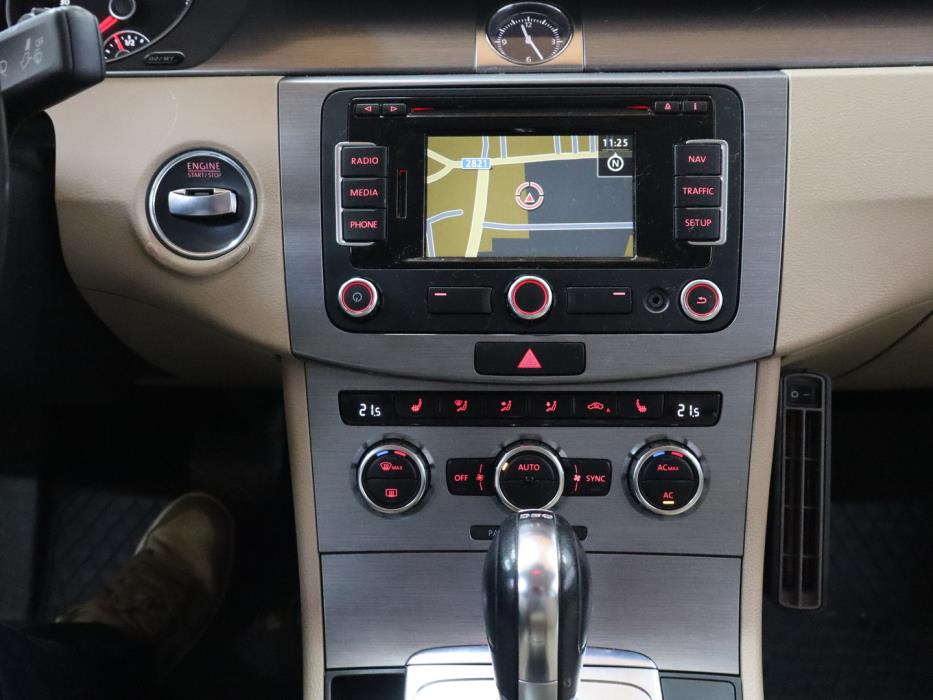 VOLKSWAGEN Passat 2012