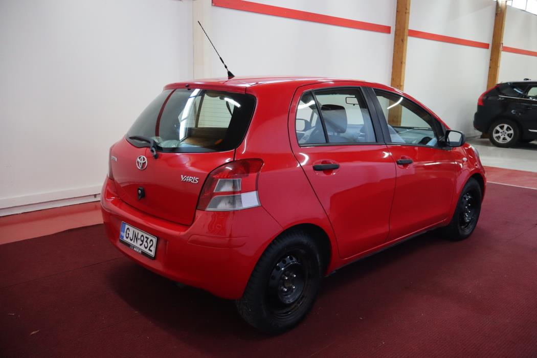 TOYOTA Yaris 2011