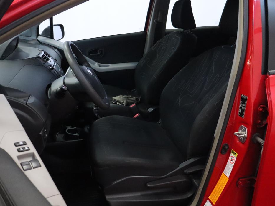 TOYOTA Yaris 2011