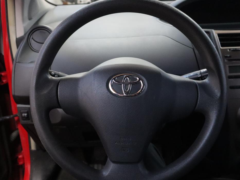 TOYOTA Yaris 2011