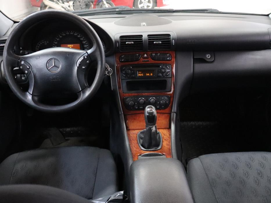 MERCEDES-BENZ C 2004