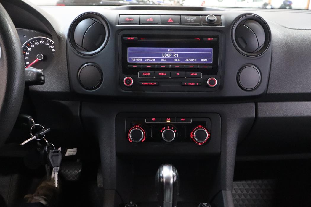 VOLKSWAGEN Amarok 2012