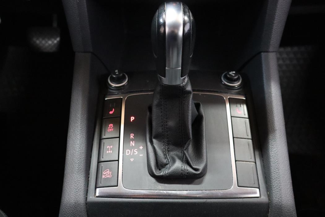 VOLKSWAGEN Amarok 2012