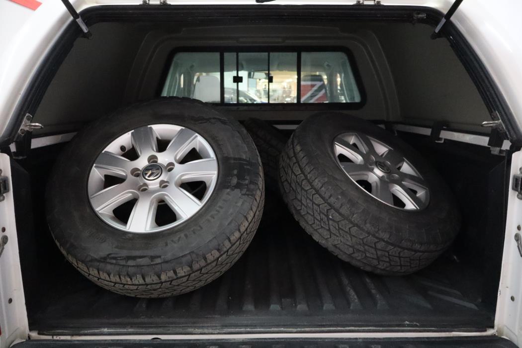 VOLKSWAGEN Amarok 2012