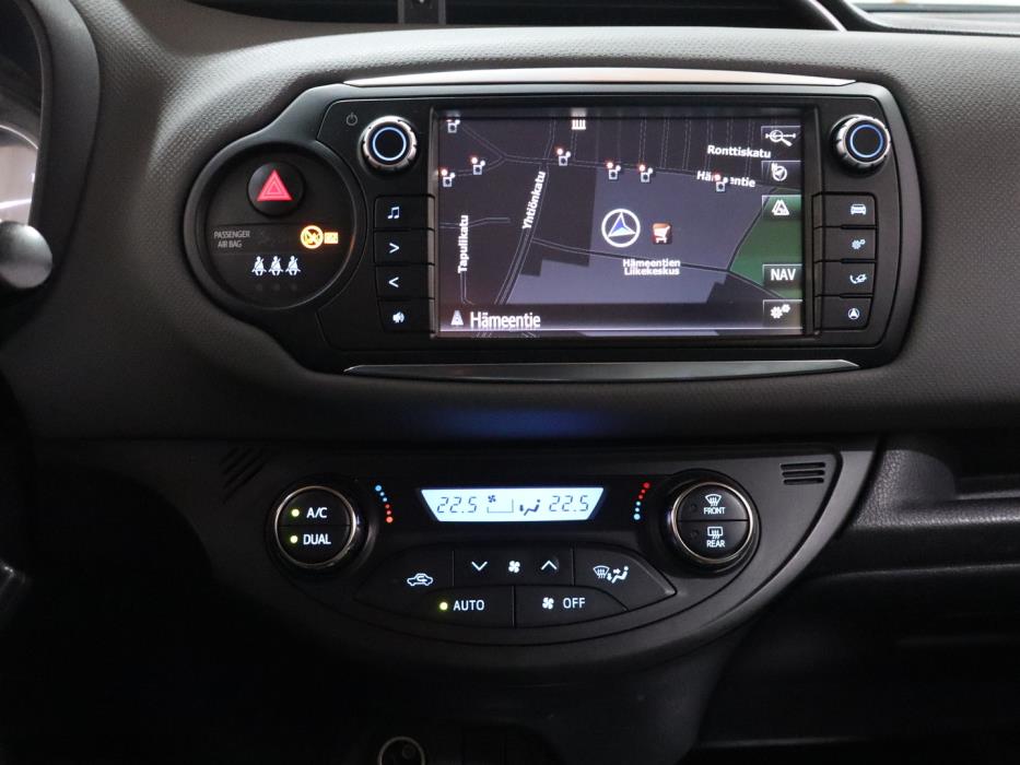 TOYOTA Yaris 2015