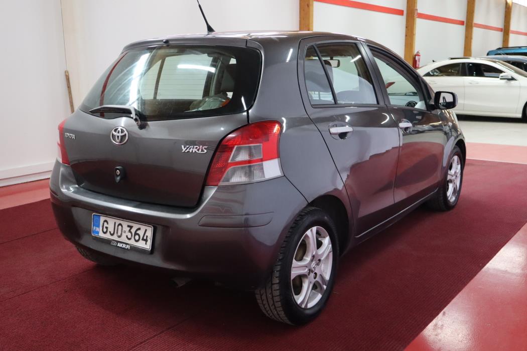 TOYOTA Yaris 2011