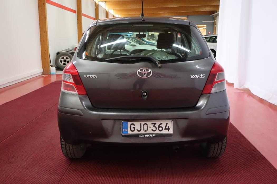 TOYOTA Yaris 2011
