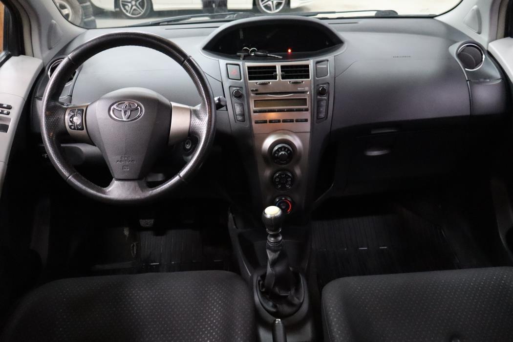 TOYOTA Yaris 2011