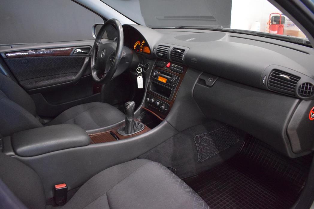MERCEDES-BENZ C 2004
