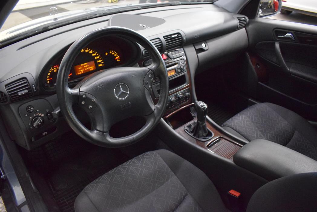 MERCEDES-BENZ C 2004