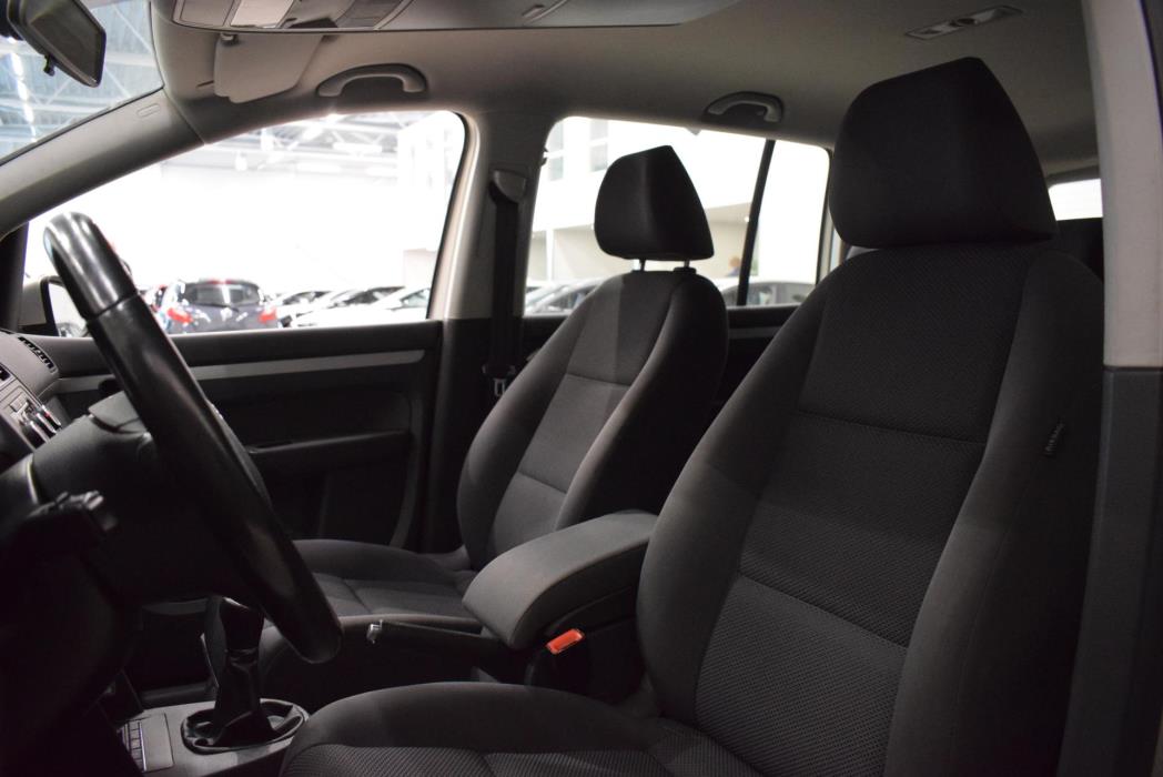 VOLKSWAGEN Touran 2013