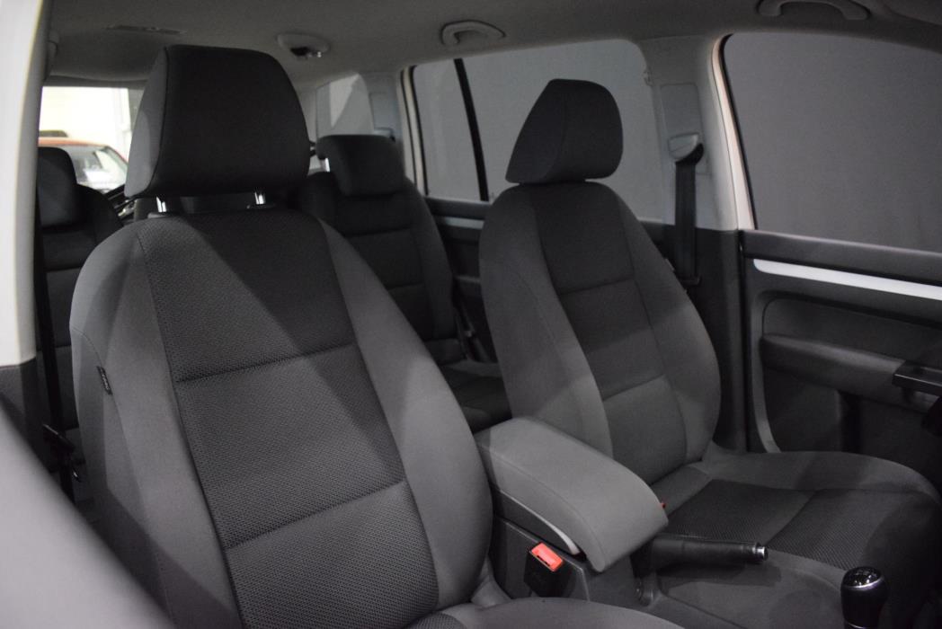 VOLKSWAGEN Touran 2013