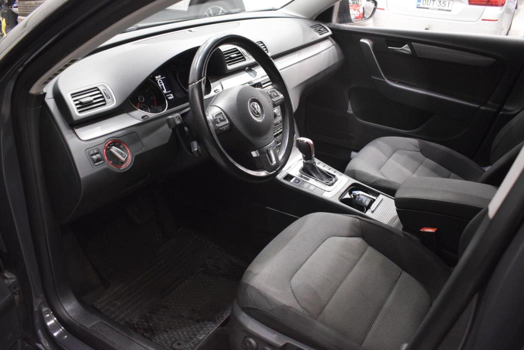 VOLKSWAGEN Passat 2011
