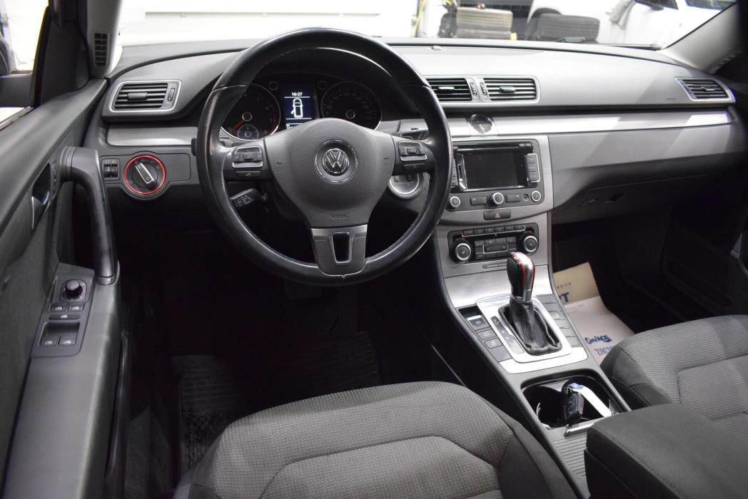 VOLKSWAGEN Passat 2011
