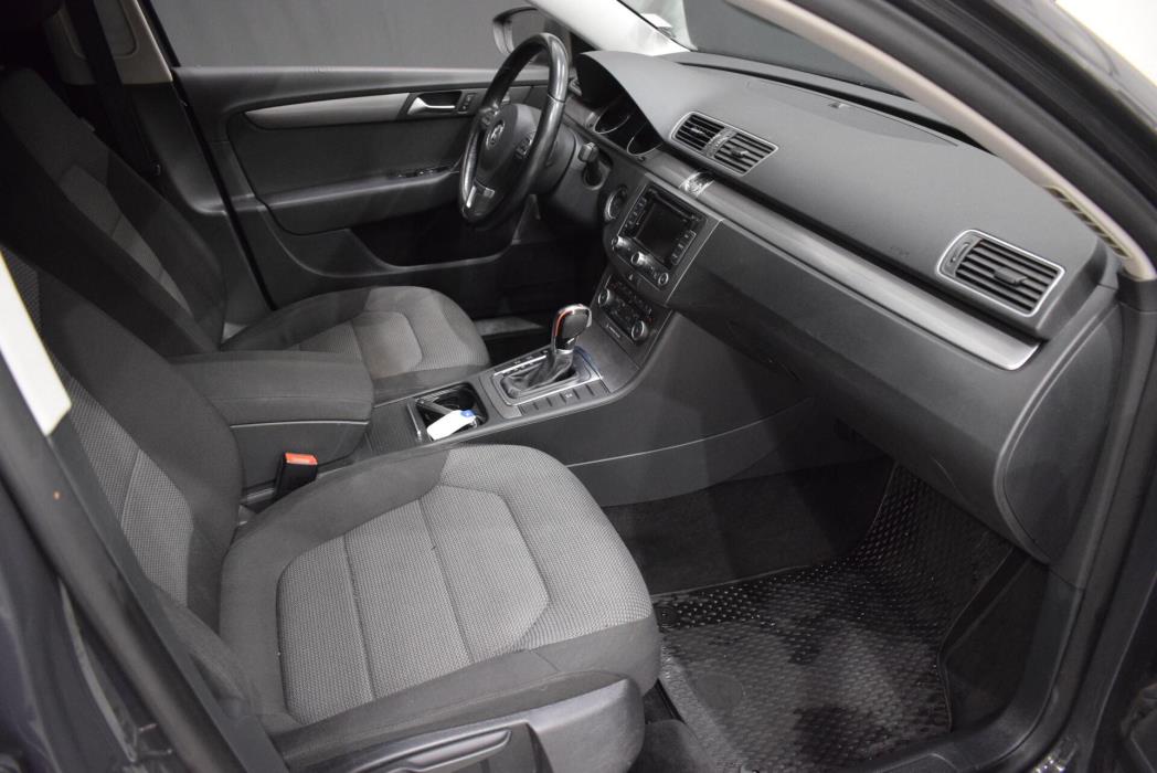 VOLKSWAGEN Passat 2011