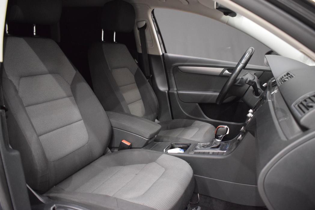 VOLKSWAGEN Passat 2011