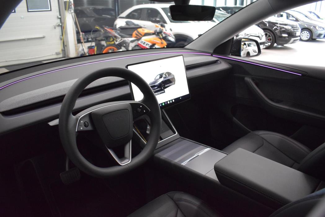 TESLA Model Y 2025
