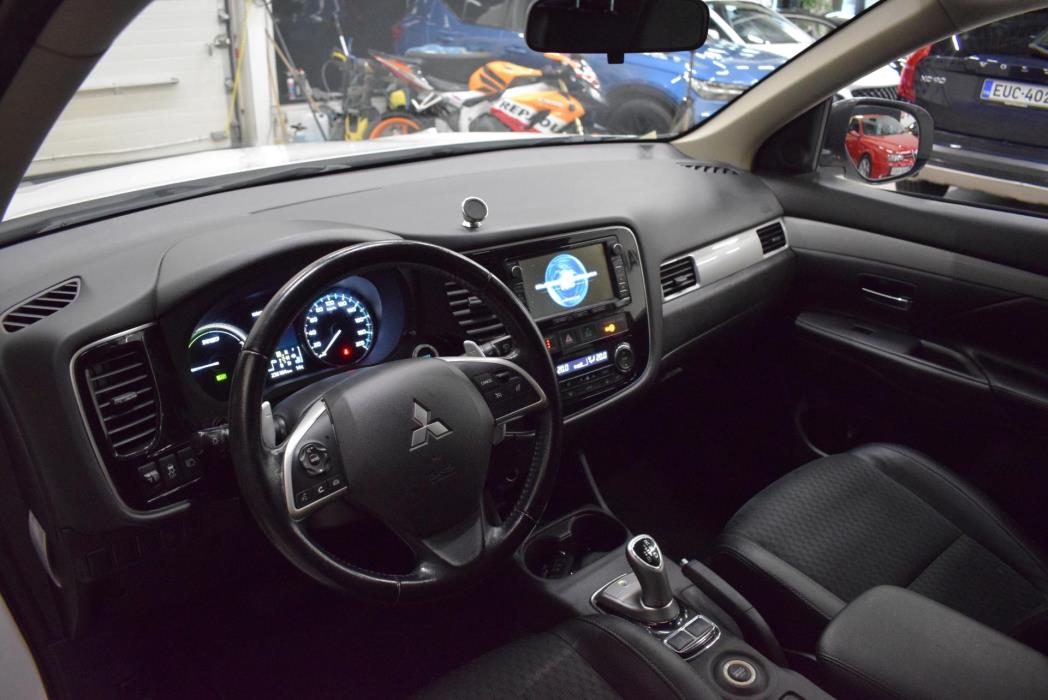 MITSUBISHI Outlander PHEV 2015