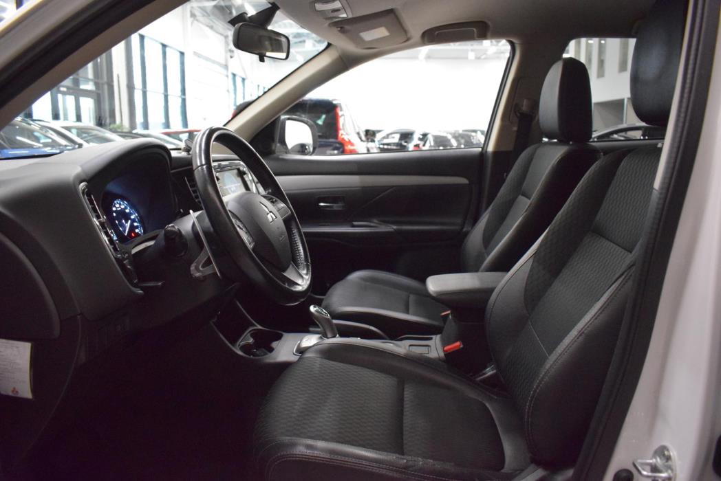 MITSUBISHI Outlander PHEV 2015