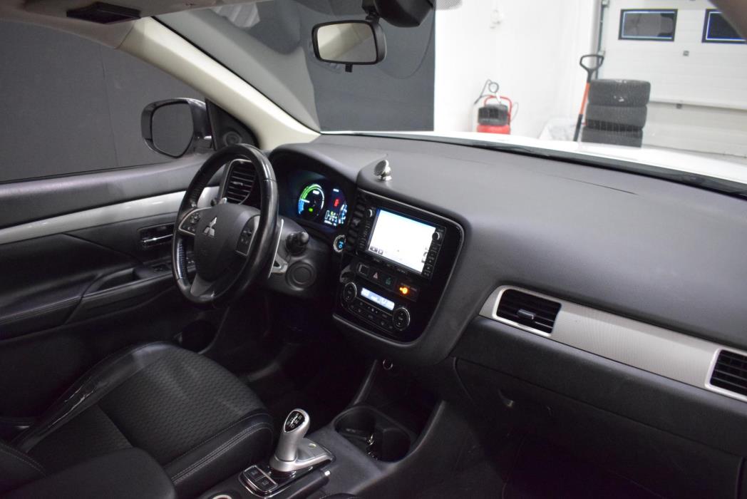 MITSUBISHI Outlander PHEV 2015