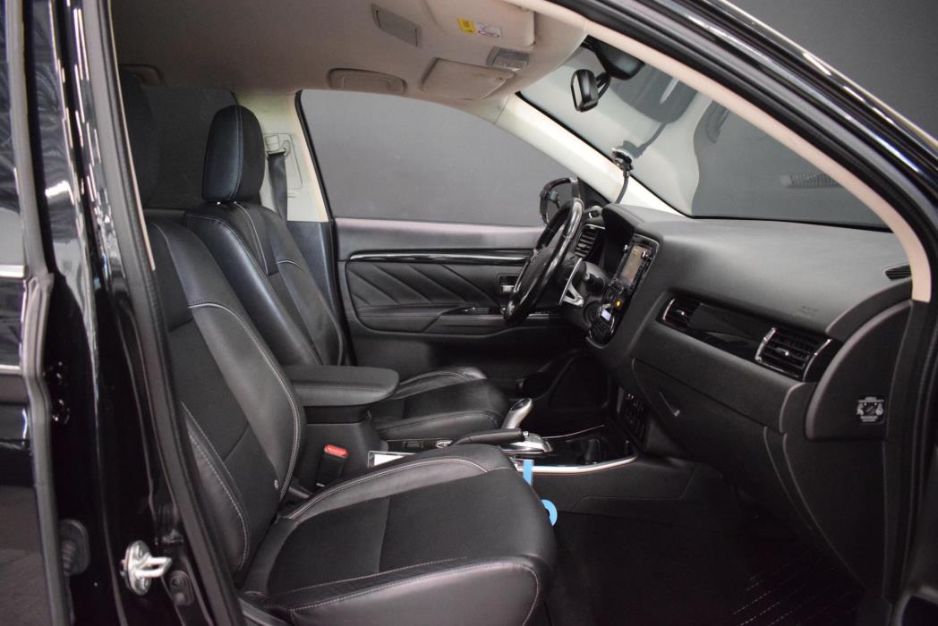 MITSUBISHI Outlander PHEV 2016