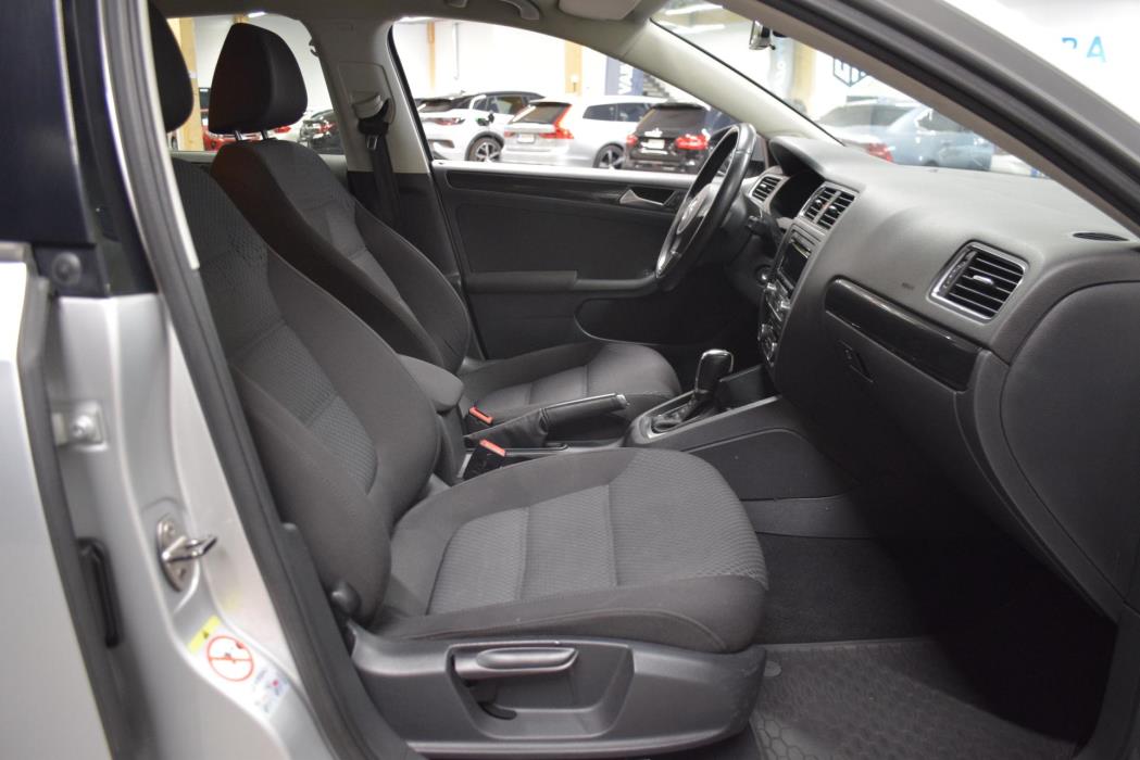 VOLKSWAGEN Jetta 2012