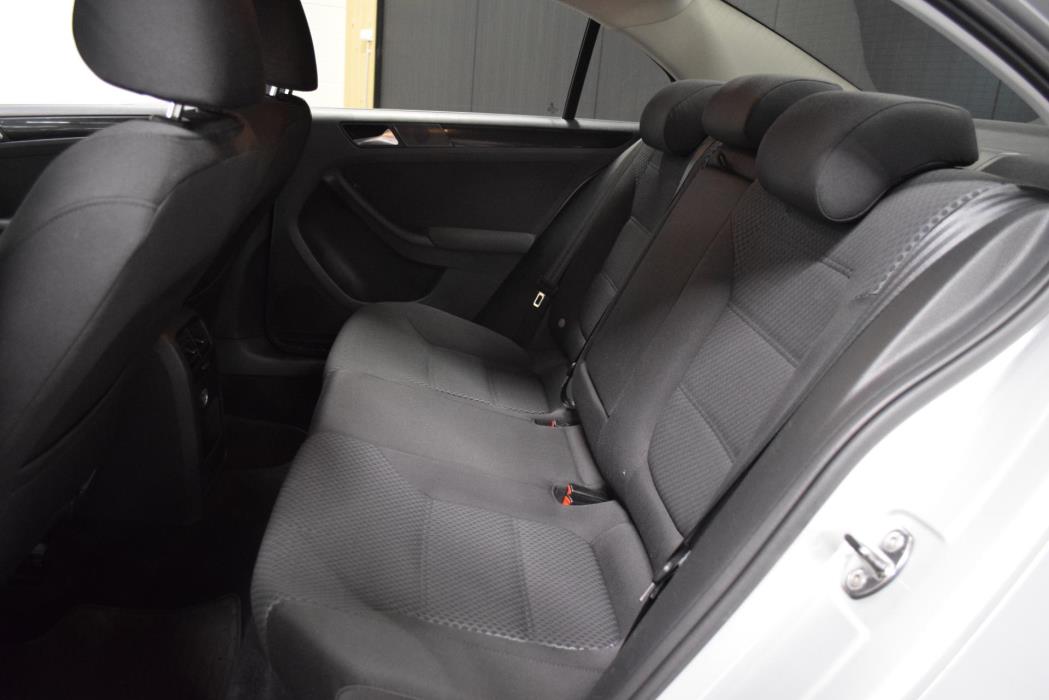 VOLKSWAGEN Jetta 2012