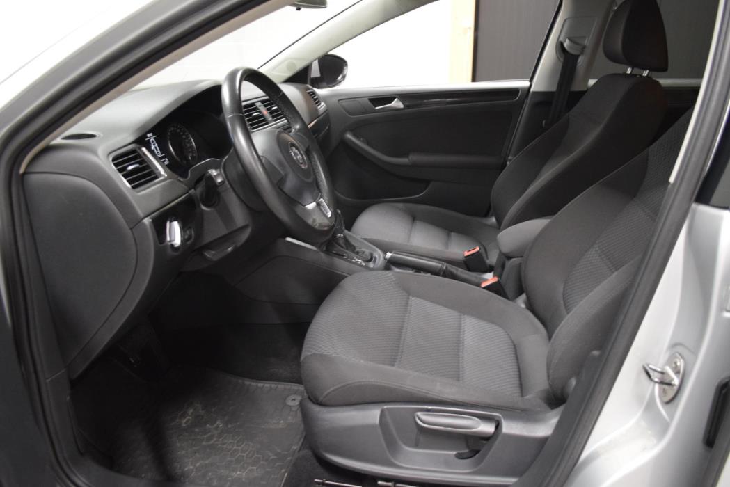 VOLKSWAGEN Jetta 2012