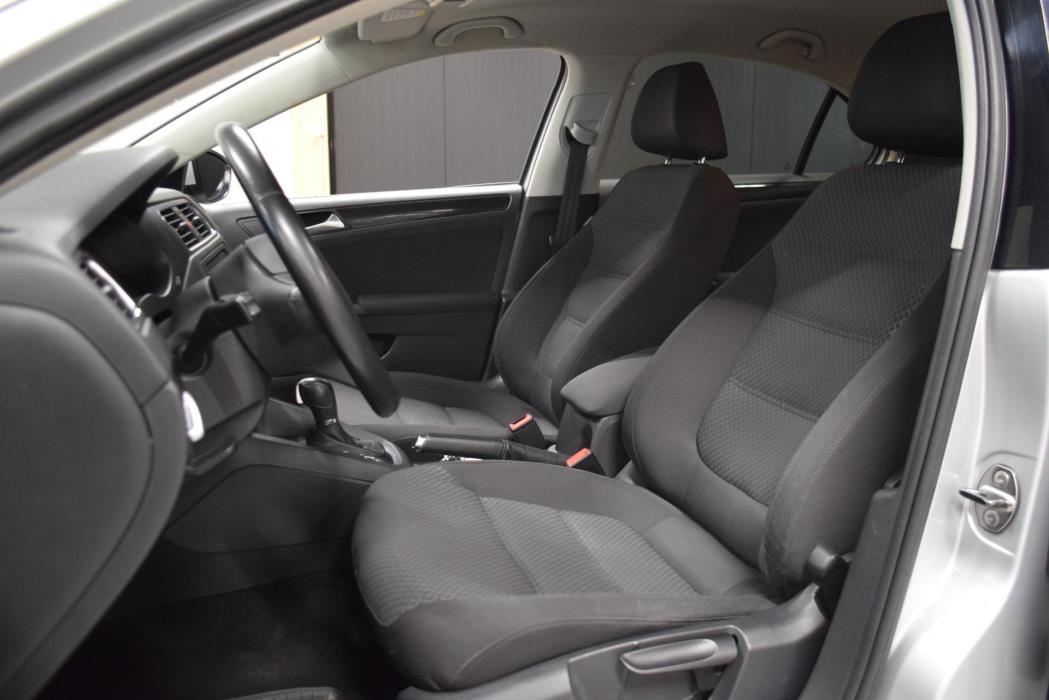 VOLKSWAGEN Jetta 2012