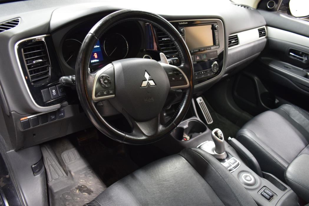 MITSUBISHI Outlander PHEV 2013