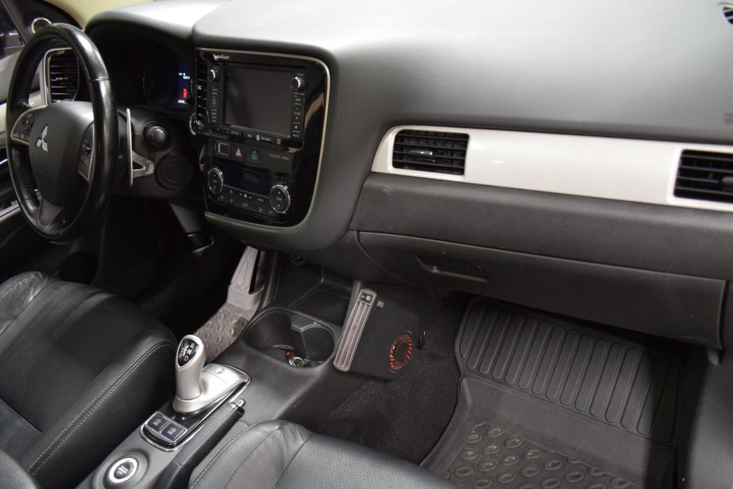 MITSUBISHI Outlander PHEV 2013