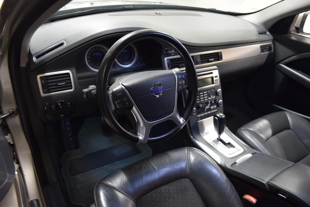 VOLVO V70 2011