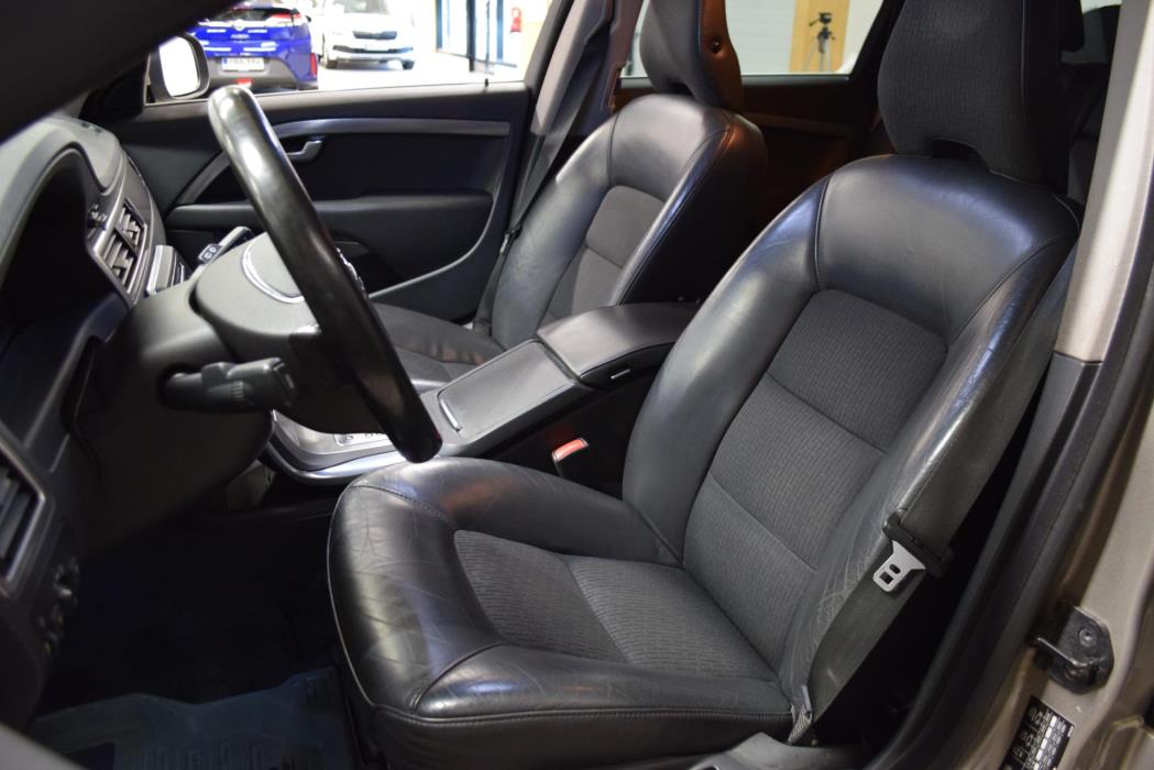 VOLVO V70 2011