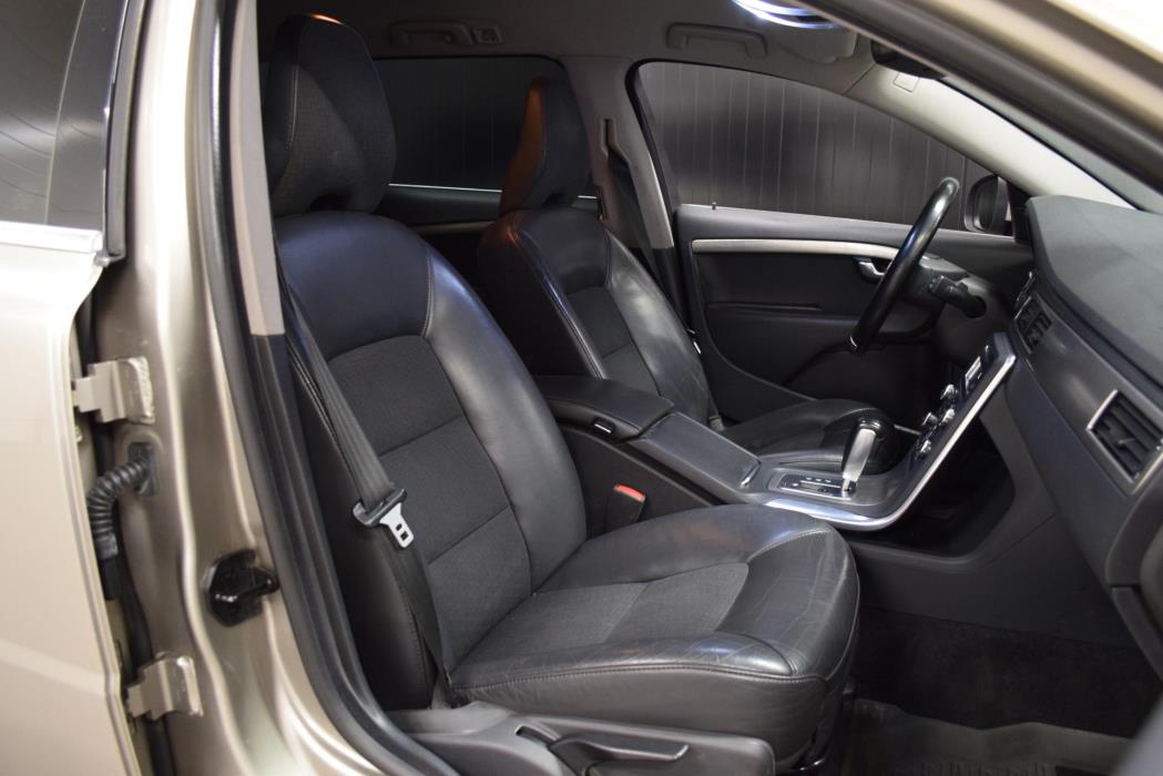 VOLVO V70 2011