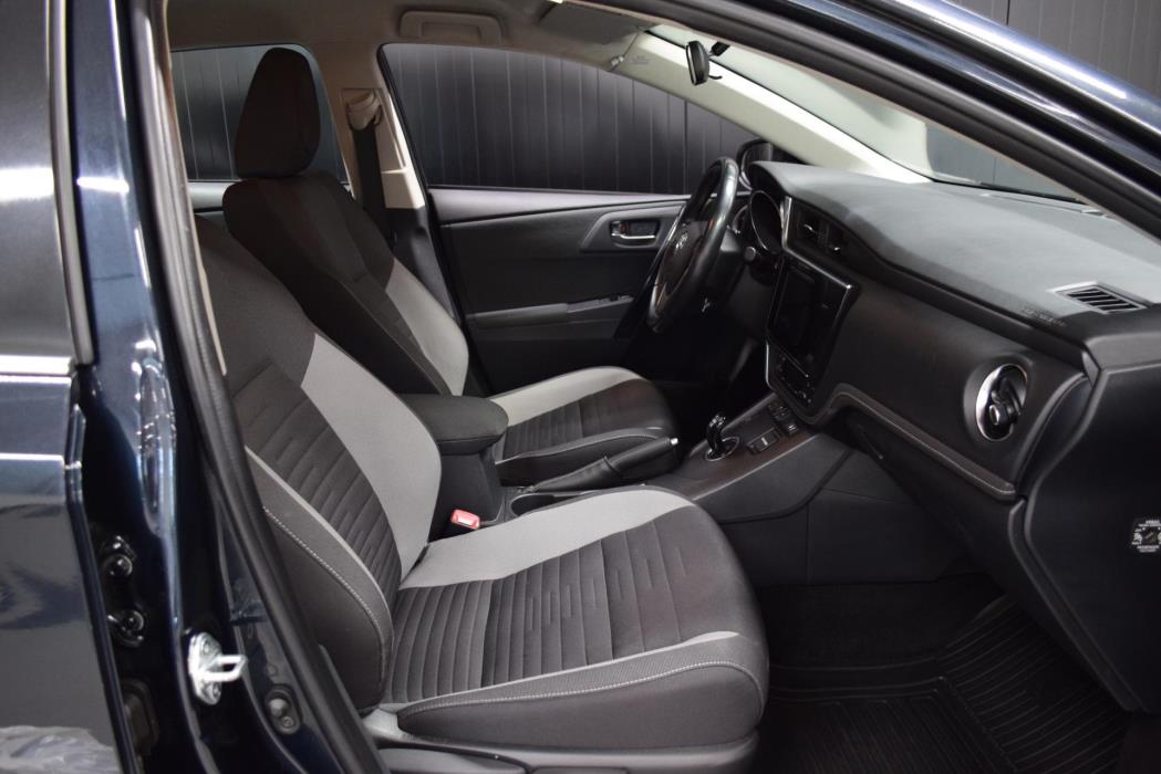 TOYOTA Auris 2016