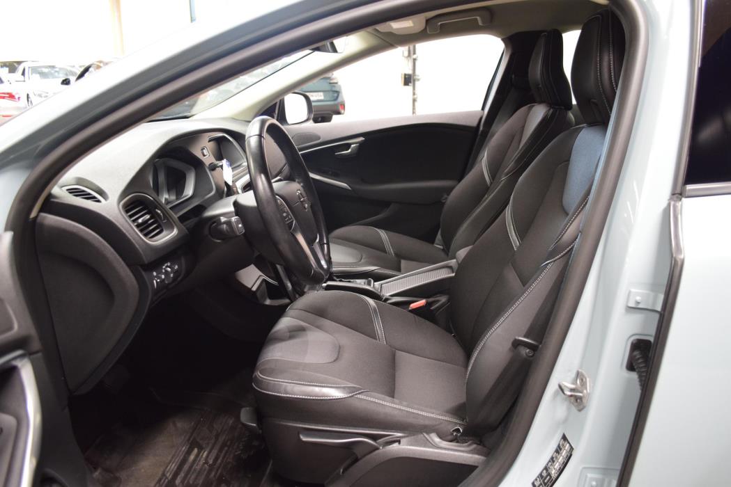 VOLVO V40 2018