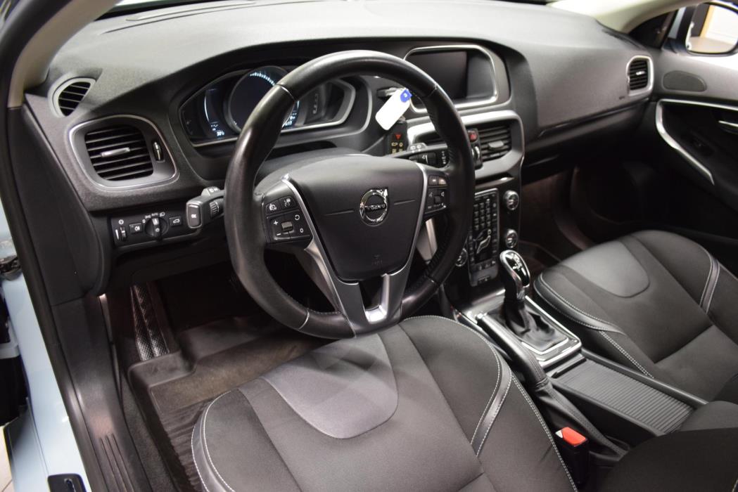 VOLVO V40 2018