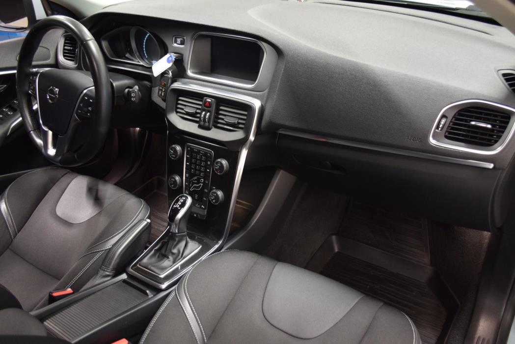 VOLVO V40 2018