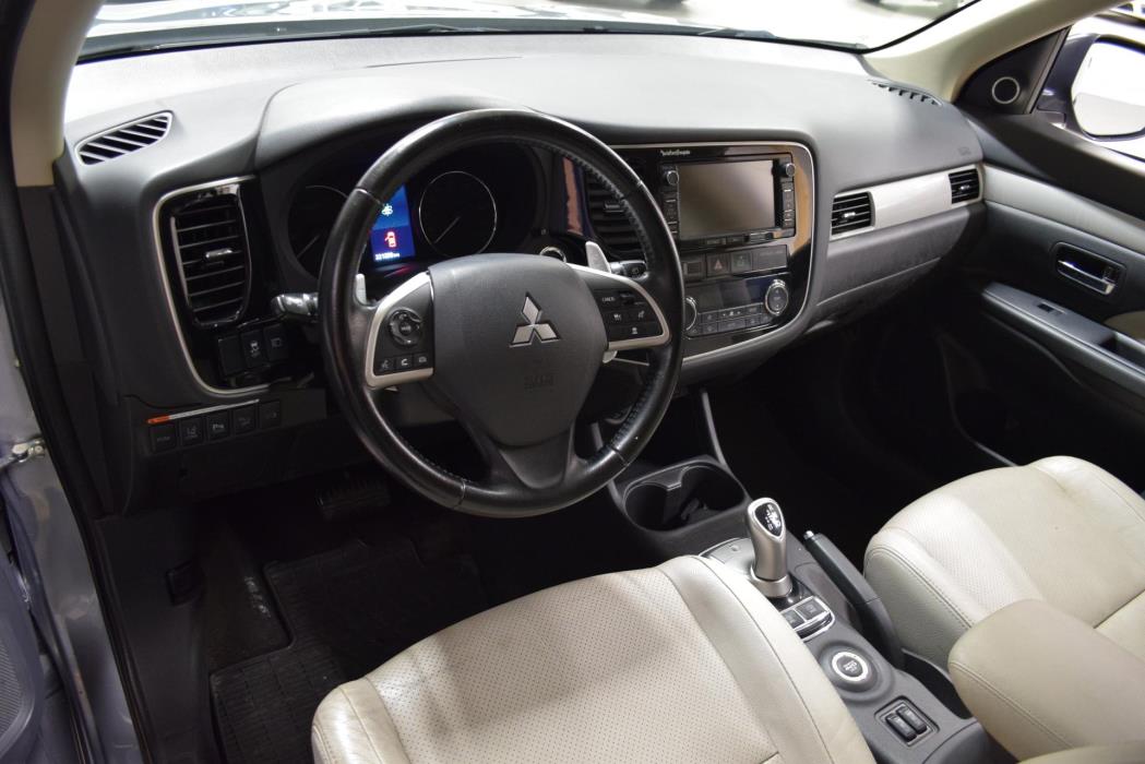 MITSUBISHI Outlander PHEV 2015