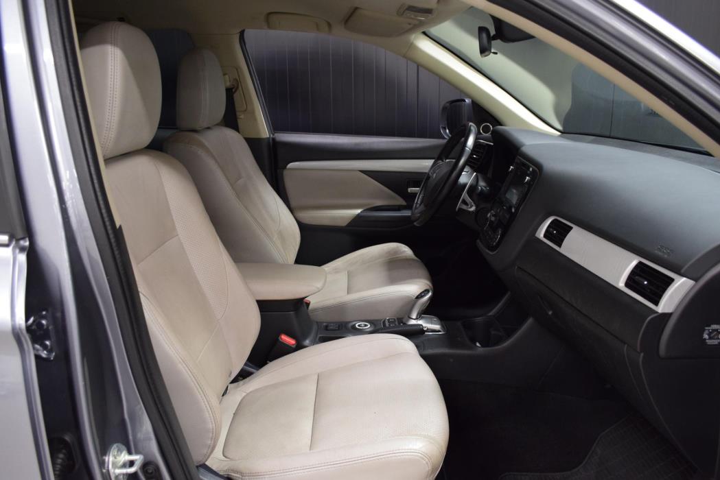 MITSUBISHI Outlander PHEV 2015