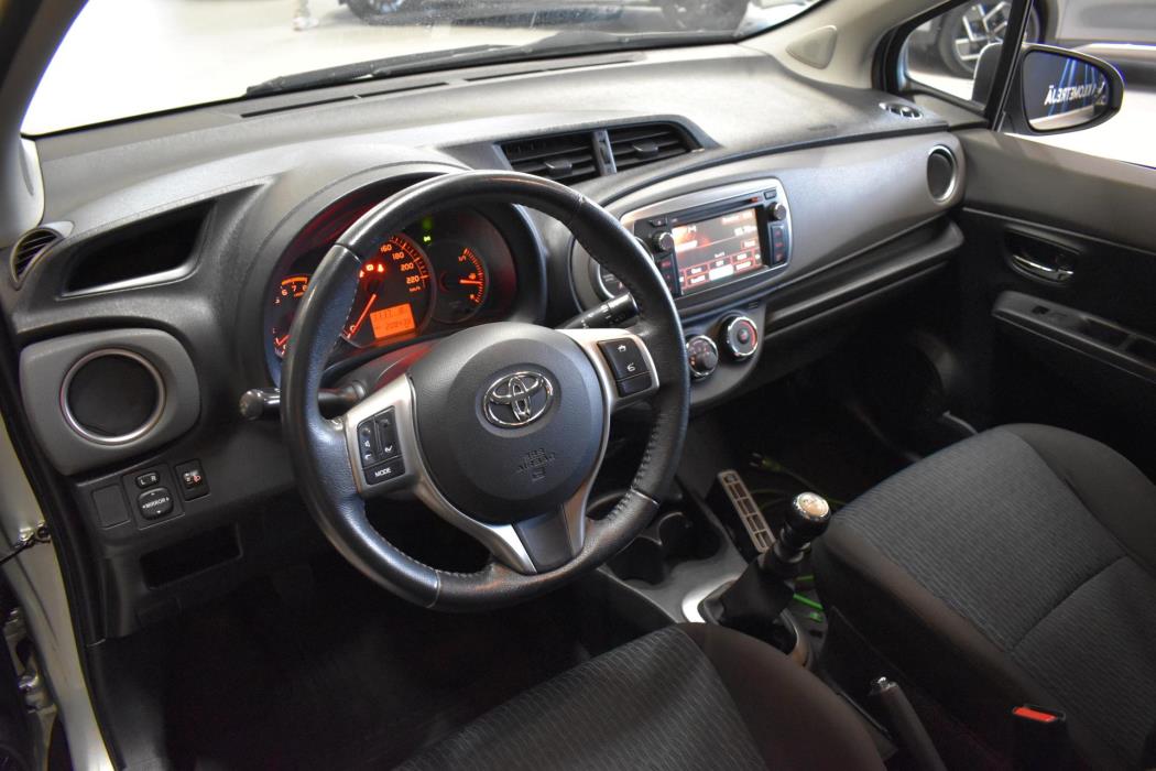 TOYOTA Yaris 2012