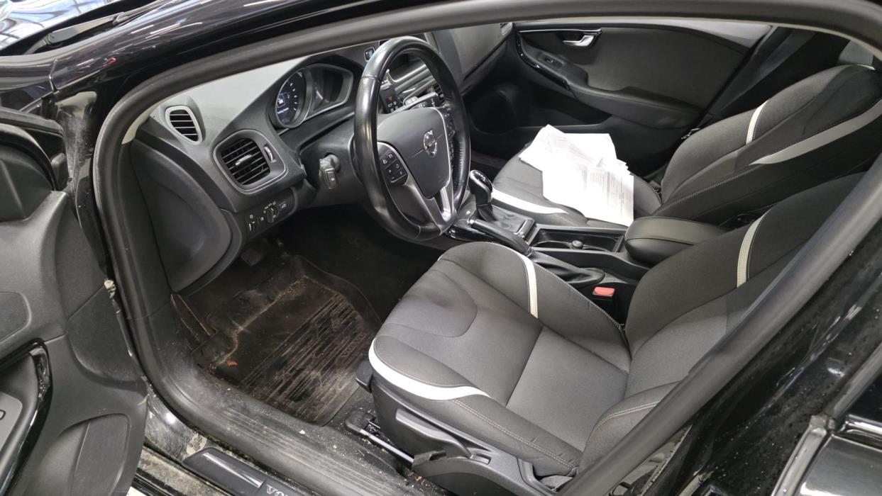 VOLVO V40 2020