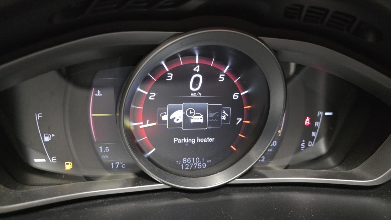 VOLVO V40 2020