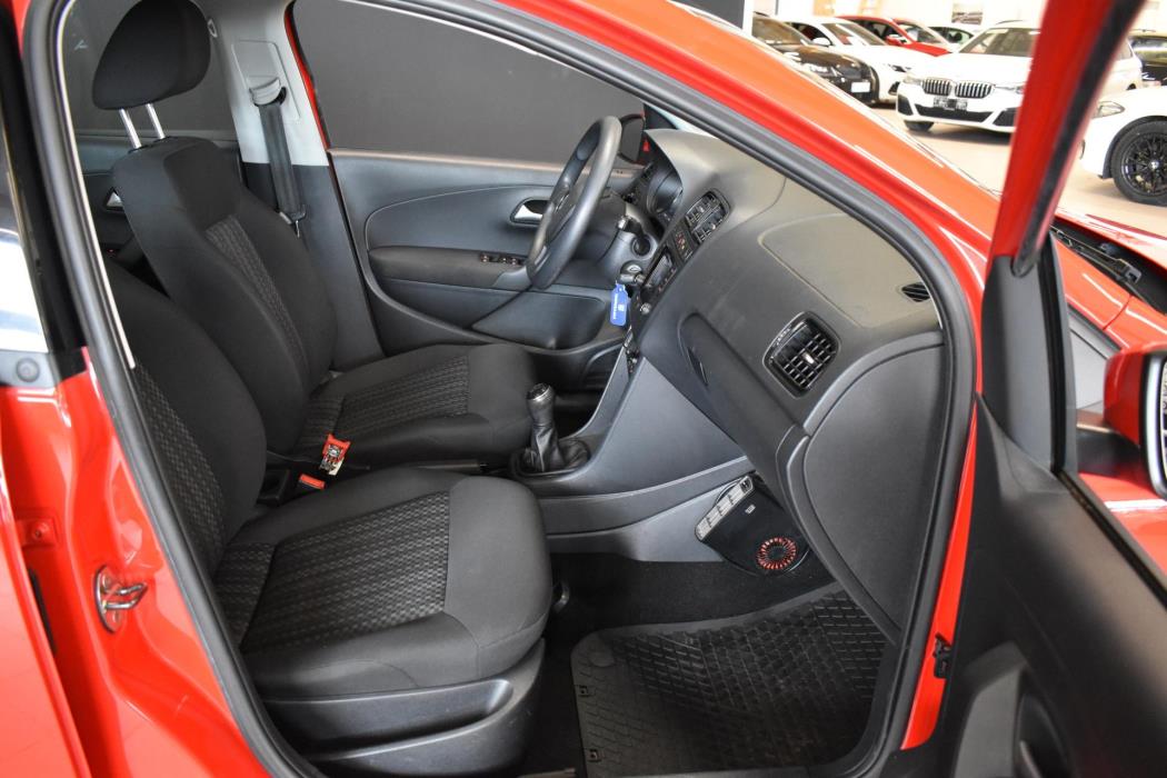 VOLKSWAGEN Polo 2015