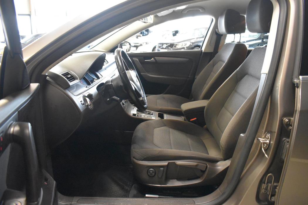 VOLKSWAGEN Passat 2011