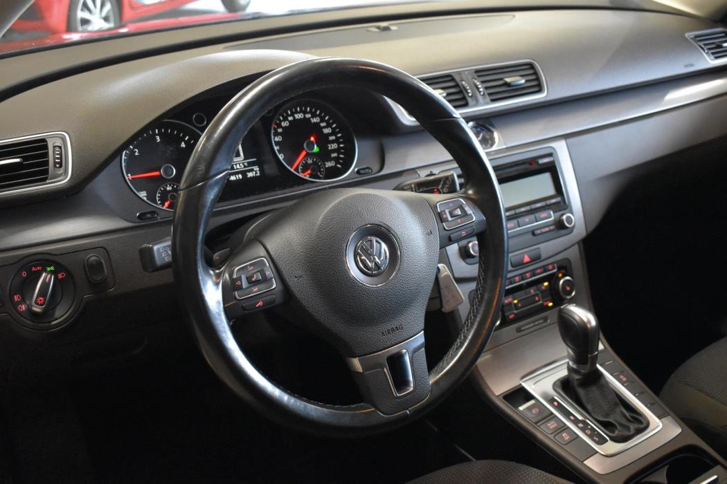 VOLKSWAGEN Passat 2011