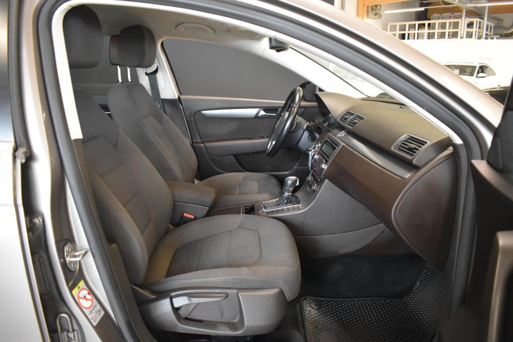 VOLKSWAGEN Passat 2011