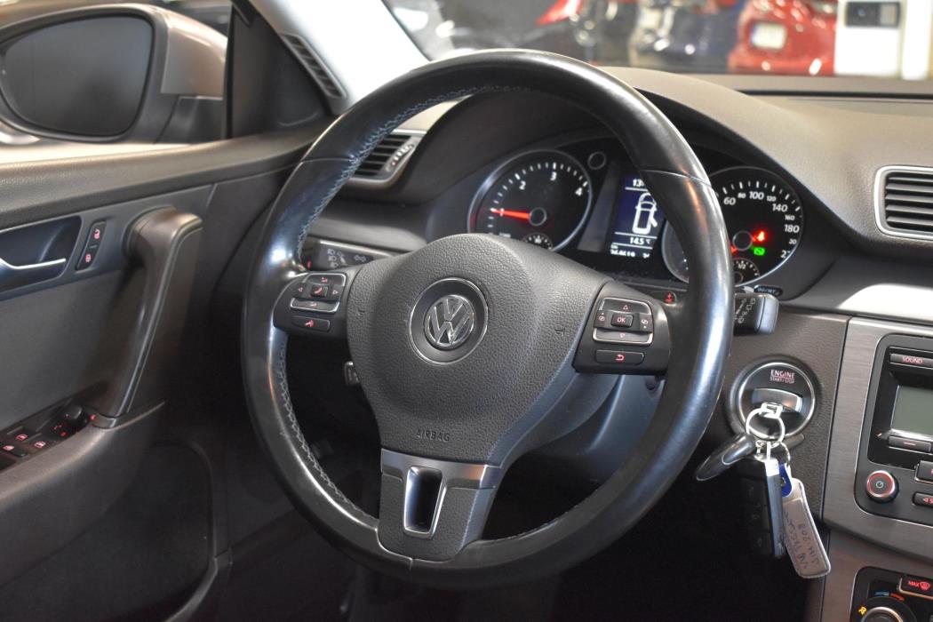 VOLKSWAGEN Passat 2011