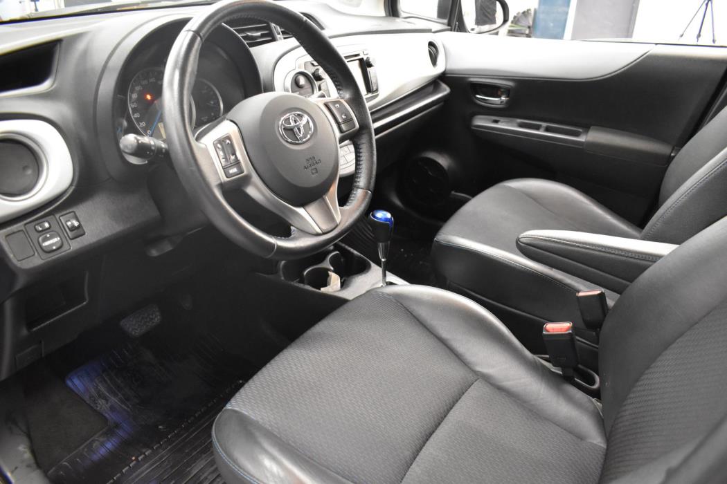 TOYOTA Yaris 2012