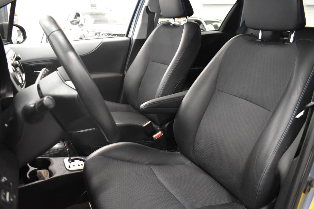 TOYOTA Yaris 2012